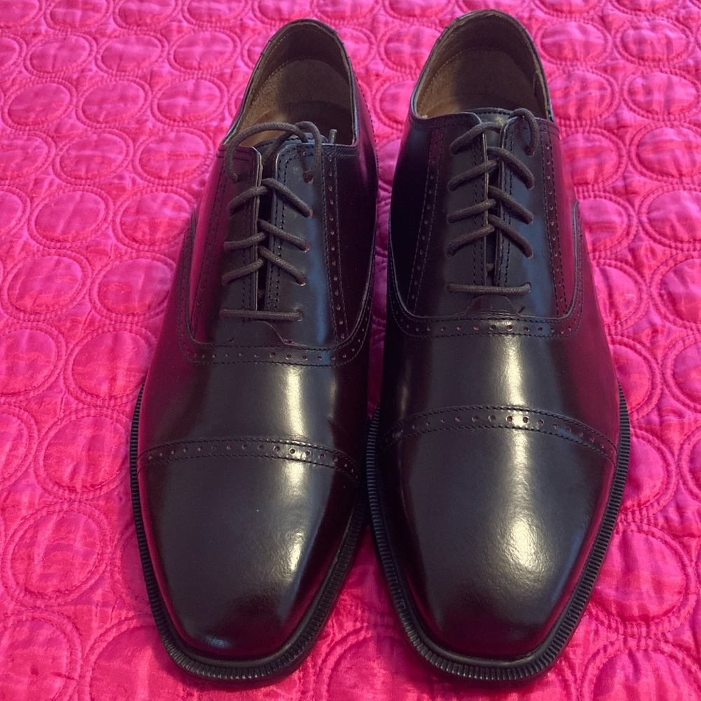 Like New! 9.5 Black Rockports